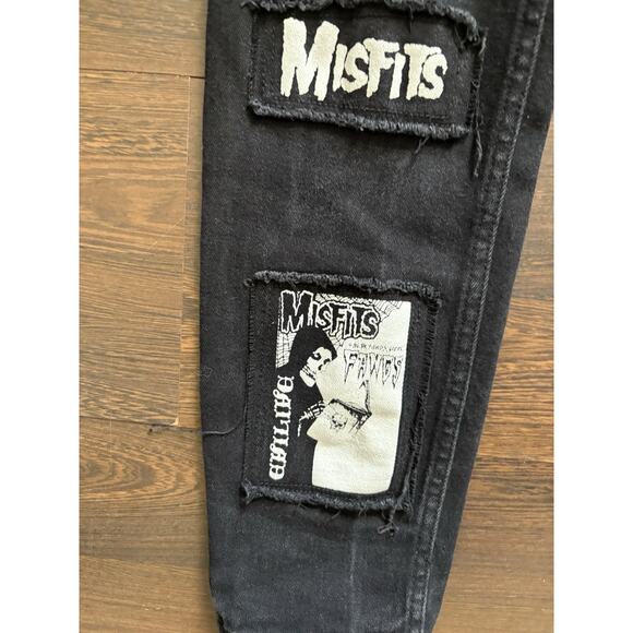 NEW Hot Topic Misfits x Social Collision Jeans - 34x32- Black Patch Grunge Punk - Picture 8 of 16